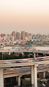 竖拍上海南浦大桥地标交通黄昏车流延时摄影高速路视频