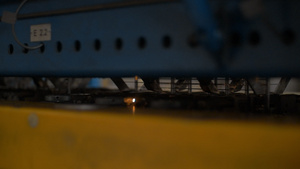 在金属加工厂焊接金属细的工业机械16秒视频