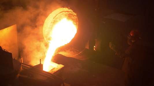 冶金工厂的业人铸造金属视频