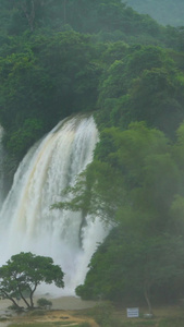 汛期德天瀑布实拍含瀑布声音中越边境视频