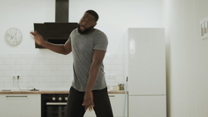 快乐的黑人在开放厨房鼓掌13秒视频
