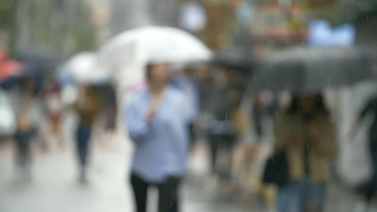 实拍朦胧韩国雨天大街上视频视频