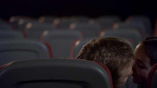 喜欢情侣在电影院后座接吻 慢动作视频