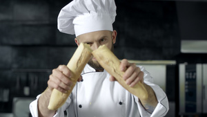 男厨师以慢动作打破法国面包11秒视频