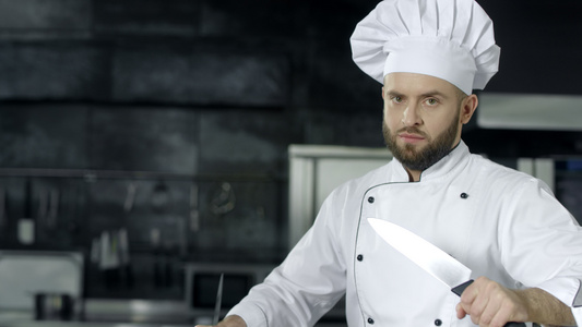 男子厨师装扮用刀视频