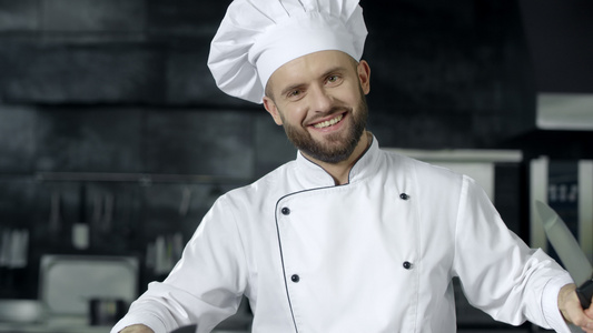 厨师在房用刀子玩得开心视频