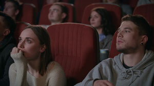 男人在电影院里拥抱女人25秒视频