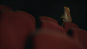 男人睡在空的电影厅7秒视频