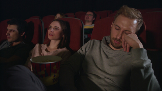 男人在电影院睡觉视频