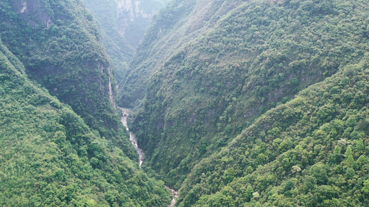 航拍山谷中的溪流视频