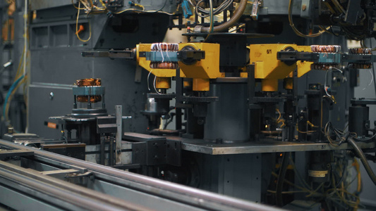 在工业厂装配线上移动铜的金属细节视频