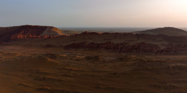 新疆塔克拉玛干沙漠景点红白山视频