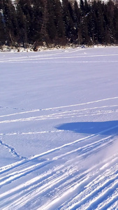汽车飞驰在雪地上视频