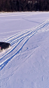 汽车飞驰在雪地上视频