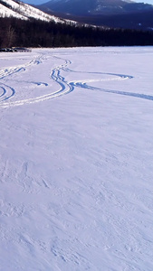 汽车飞驰在雪地上视频