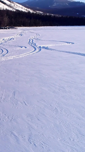 汽车飞驰在雪地上8秒视频