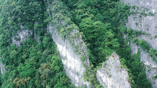 航拍山谷峡谷中的奇特地貌视频