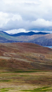航拍西藏高原地区壮阔的羊湖自然风光视频旅游目的地视频