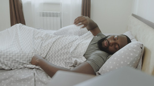 睡过头的男性在卧室起床25秒视频