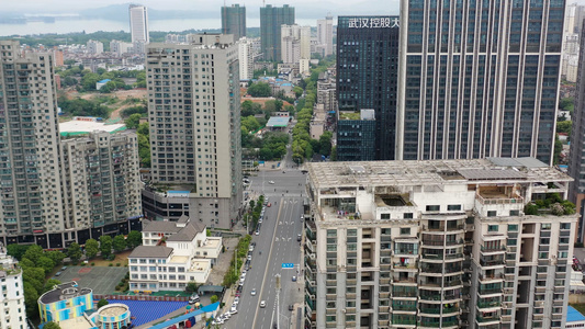 航拍武汉东湖边楼房和马路交通视频