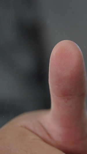 男性商务拇指按压玻璃科技指纹合成底图黄种人10秒视频