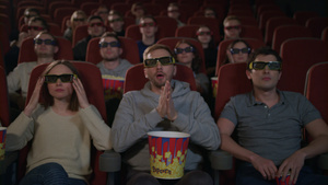 在电影院中佩戴3D电影眼镜的人9秒视频