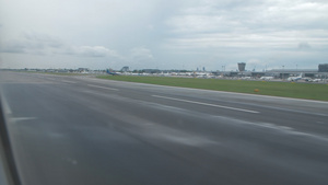 从飞机在行后场跑道上降落的飞机窗口角度26秒视频