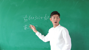 4k数学老师在黑板前讲解数学题25秒视频