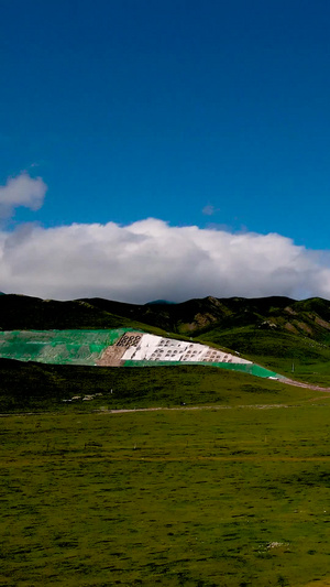 航拍清晨蓝天白云下青海草原风光和蒙古包营地45秒视频