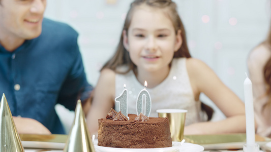 在豪华宅吹生日蜡烛的微笑女孩肖像视频