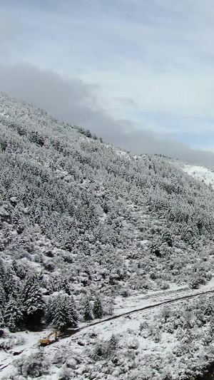 航拍川西高原群山下雪雪景视频四川旅游44秒视频