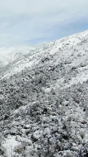 航拍川西高原群山下雪雪景视频自然风光44秒视频