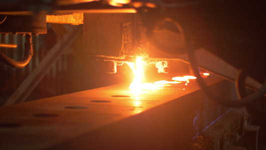 冶金厂元件形成时的熔融金属加工过程视频