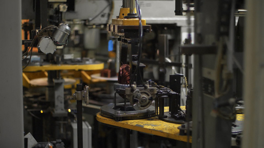 工厂自动设备上装有铜线的生产电动视频