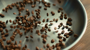 烤咖啡豆缓慢地落在金属碗表面13秒视频