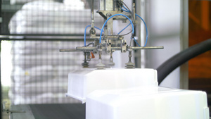 机器人操纵将塑料容移动到工厂的传送带14秒视频