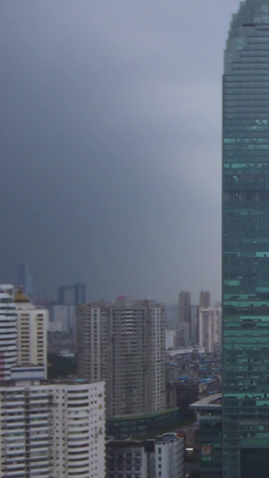 移动延时摄影航拍风光城市暴风雨前的乌云流动天空商务金融中心地标天际线城市交通车流建设素材城市素材16秒视频