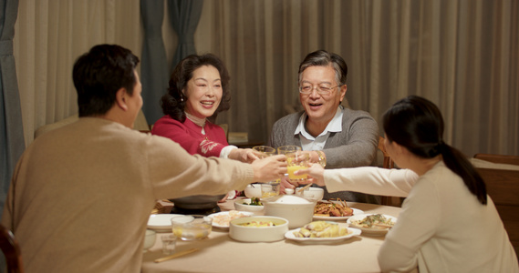 晚餐一家人干杯庆祝视频