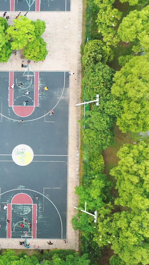 航拍城市篮球场足球场运动的人体育素材运动场62秒视频
