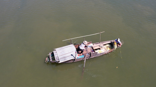 江上渔民捕鱼航拍视频