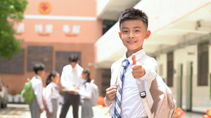 4k校园背书包的小学生竖大拇指点赞14秒视频