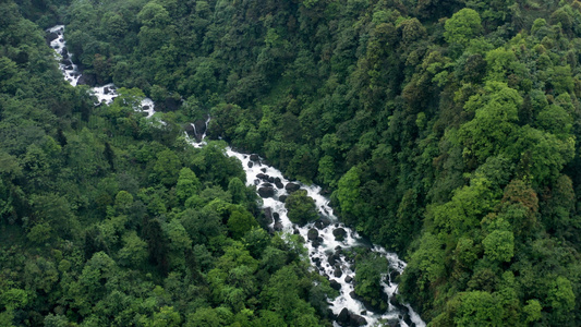 4k航拍峨眉山云雾缭绕河流美景视频