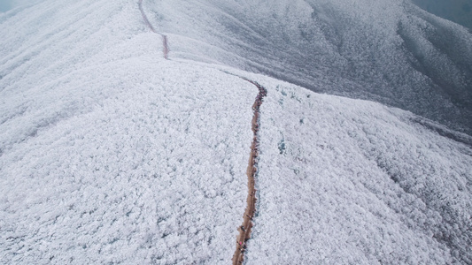 4K航拍天目山脉龙王山雾凇雪景风光视频