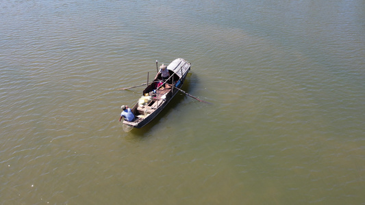 江面上打鱼的小舟视频