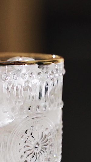 杯子里加冰块并倒入可乐玻璃杯23秒视频