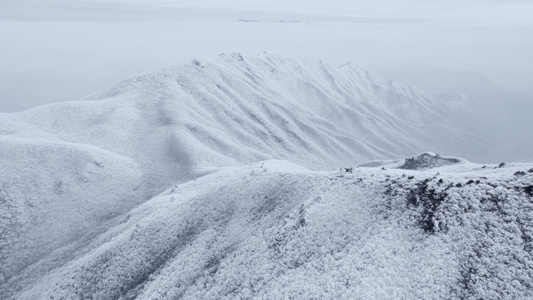 4K航拍天目山脉龙王山雾凇雪景风光视频