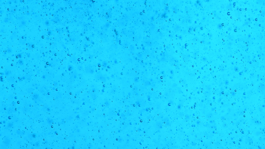 在蓝色液体洗涤剂中移动气泡视频