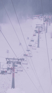 寒冬滑雪场索道缆车全景冬季运动视频