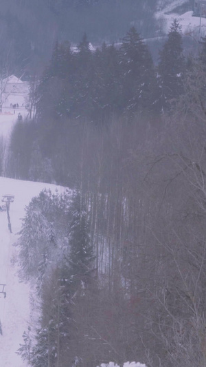 寒冬滑雪场索道缆车全景冬季运动16秒视频