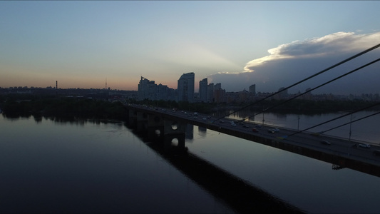 在城市建筑背景上挂桥驾驶的空中观光车视频